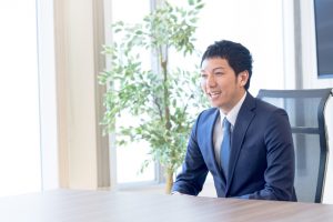 インタビューを受ける人